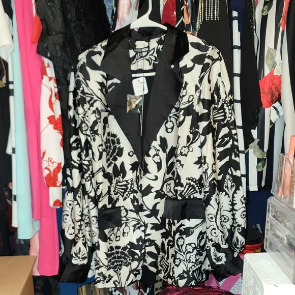 NWT/ Floral Black and White Women's Suit - Picture 3 of 7